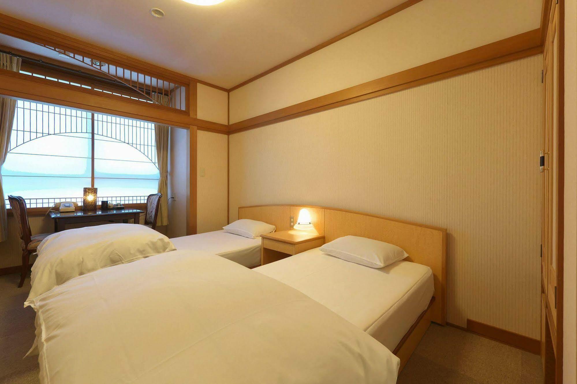 Hotel Awara Onsen Hot Spring Koubou Gurabaatei Esterno foto